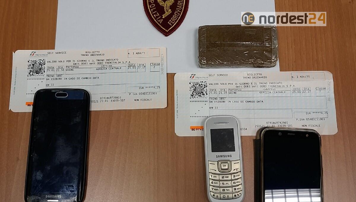 Lancia un etto di hashish sui binari per disfarsi della droga: arrestato - 