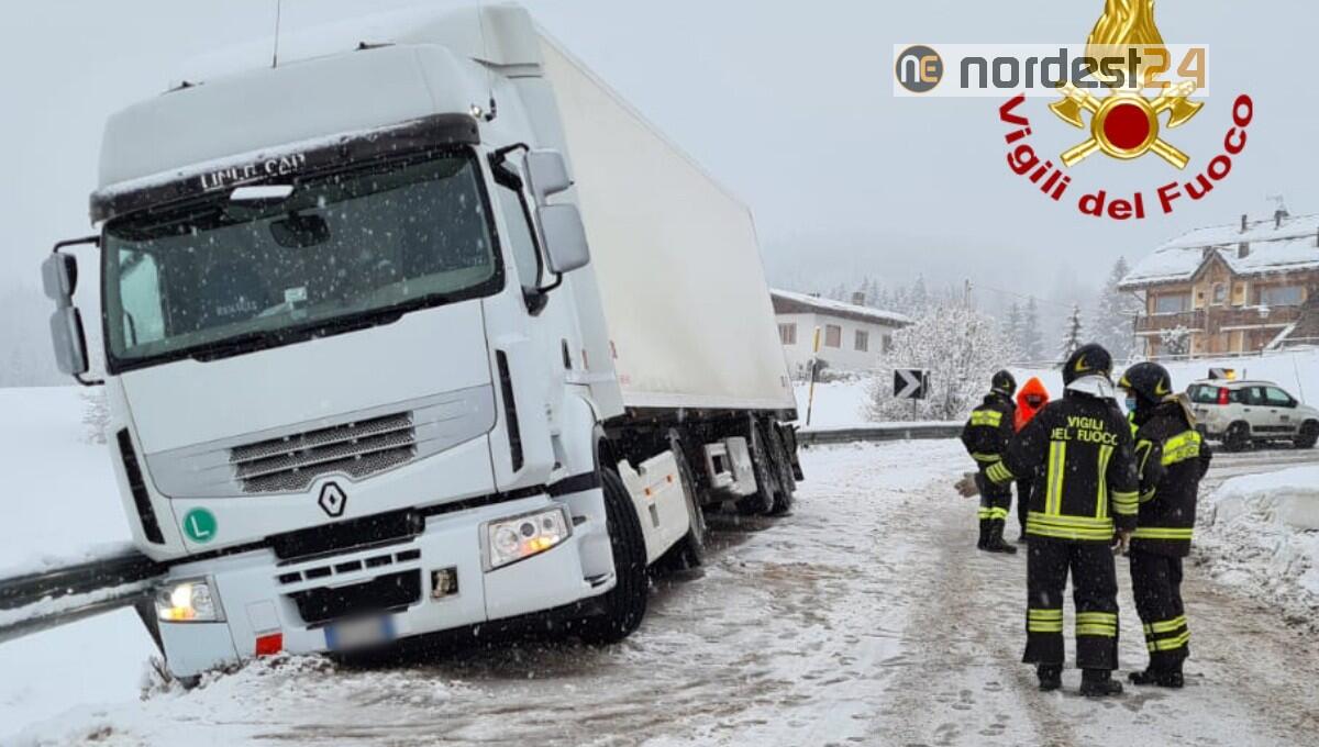 Fondo scivoloso per la neve, camion frigo carico di carne esce di strada - 