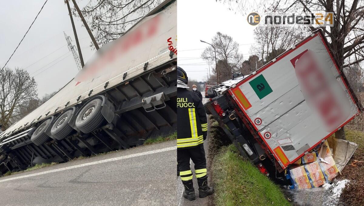 Camion carico di detersivi finisce rovesciato nel fossato - 