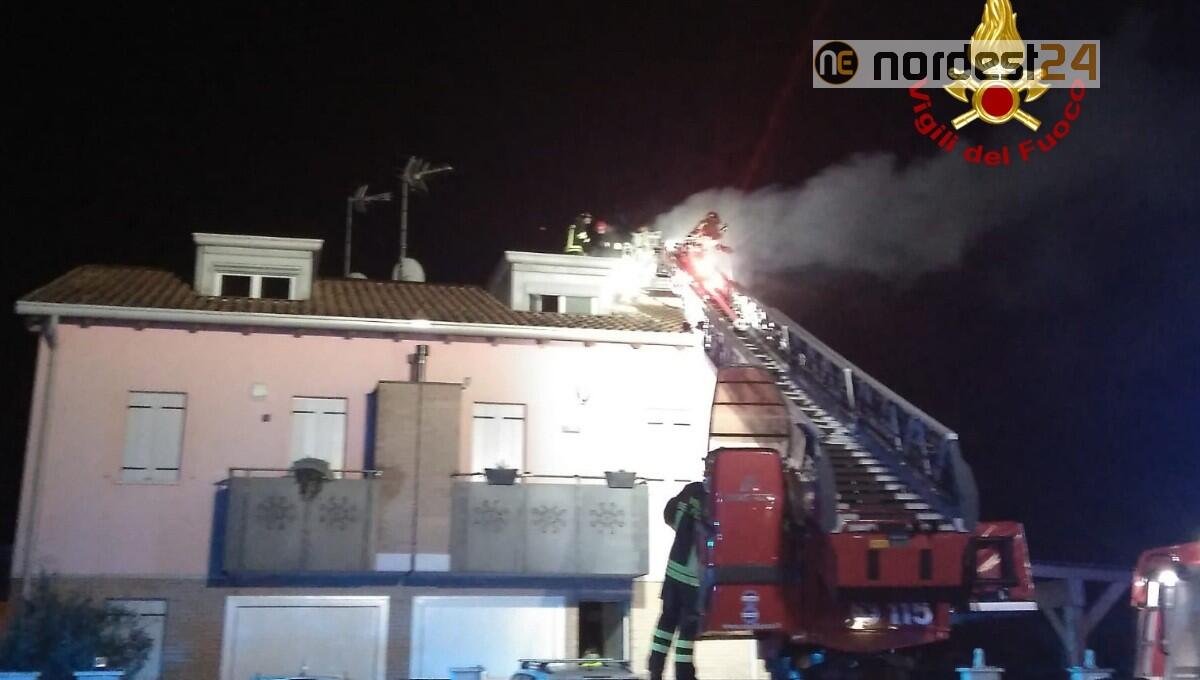 Brucia il tetto di un'abitazione a Mestre: nessun ferito - 