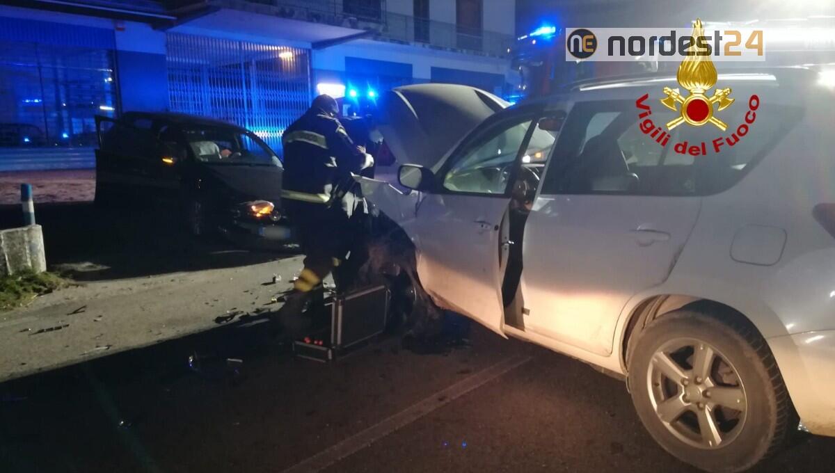 Scontro tra una Volkswagen Polo e Toyota Rav 4: un ferito - 