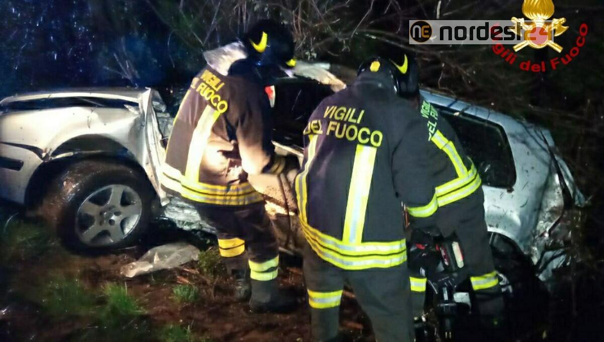 Villesse. Esce di strada con l'auto e rimane incastrato: ferito il conducente - 