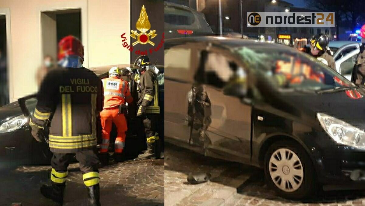 Violento scontro tra due auto in centro a Codroipo: tre feriti - 