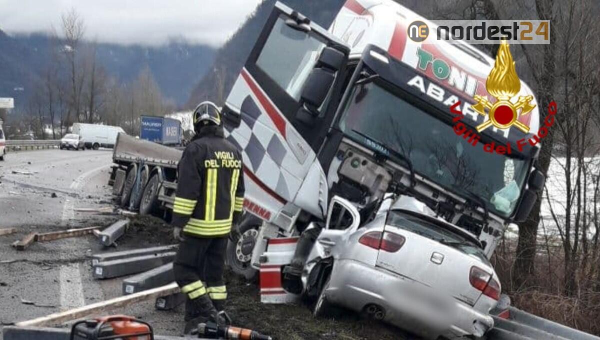 Scontro frontale tra un’auto e un articolato: deceduto sul colpo l’automobilista - 