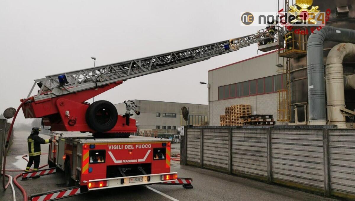 Incendio in un silo a Pravisdomini: pompieri al lavoro - 