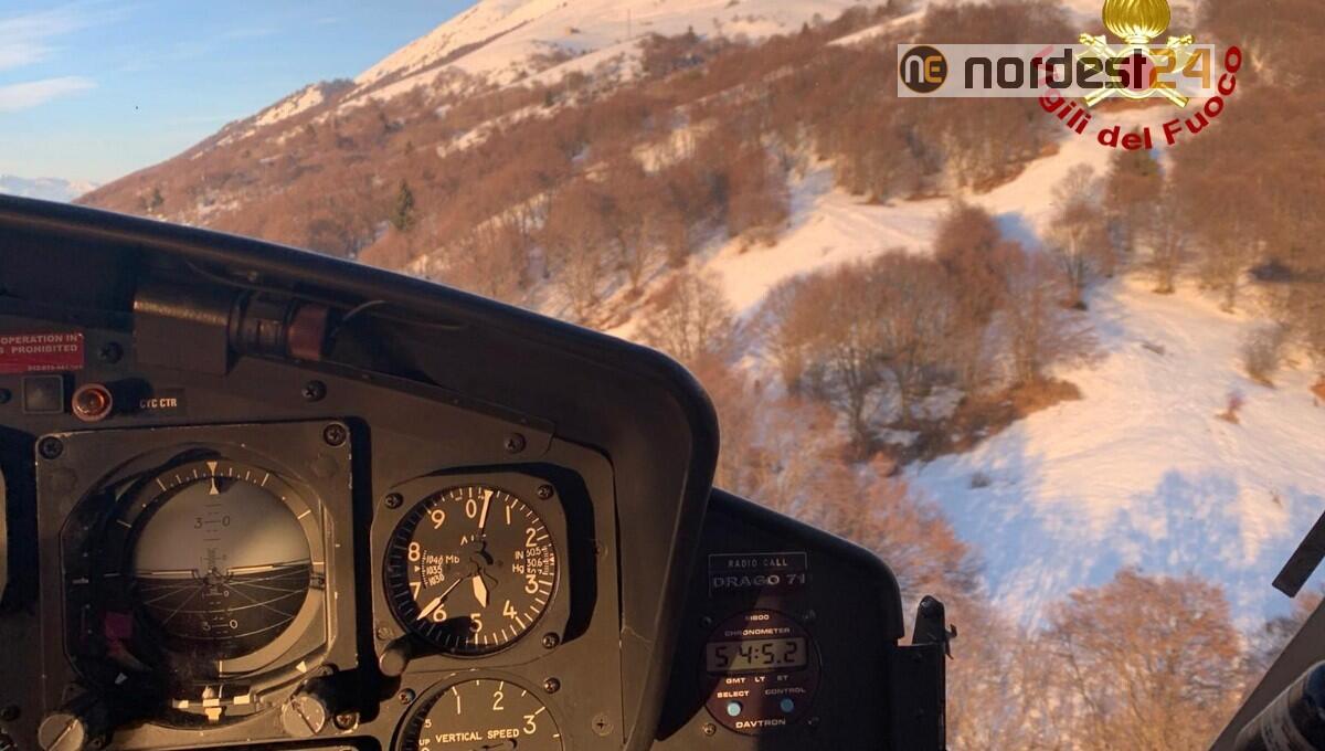 Perdono il sentiero e finiscono in un calanone ghiacciato: recuperati 2 giovani - 