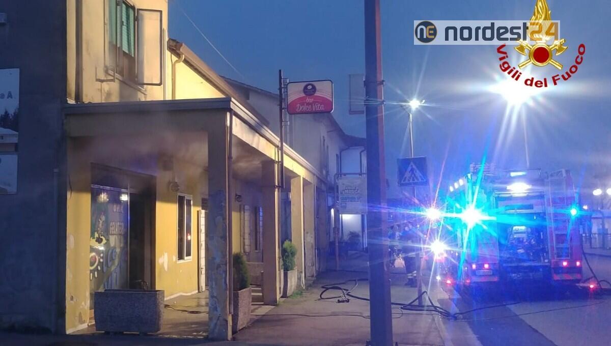 Incendio di un Bar: evacuati i gestori e un neonato al piano superiore - 