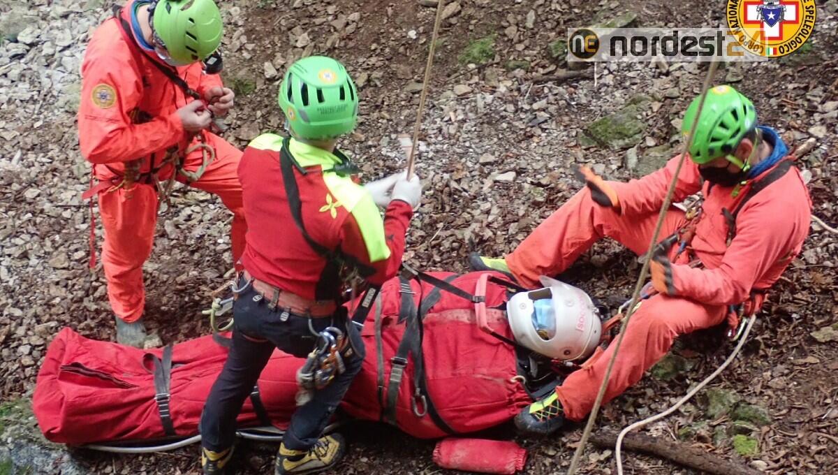 Duino. Cade nella Grotta dei Cacciatori a 40 metri di profondità: soccorso - 