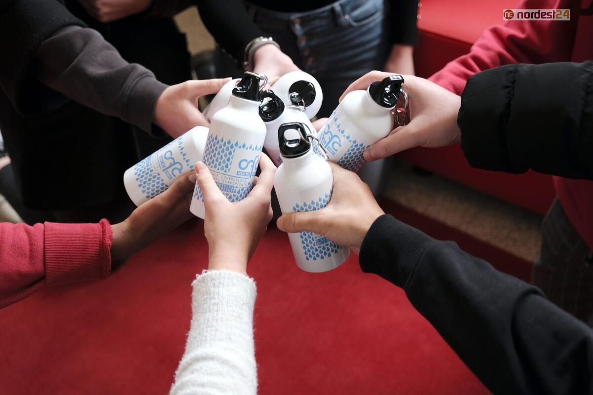 Povoletto, scuole e comune: arrivano 4 dispenser collegati alla rete idrica, 310 borracce agli alunni e agli insegnanti - 