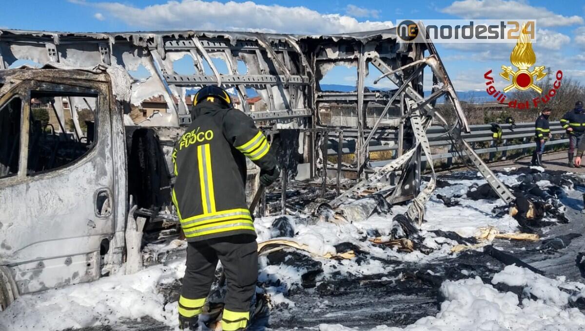 Furgone avvolto dalle fiamme in A4: in salvo l'autista - 