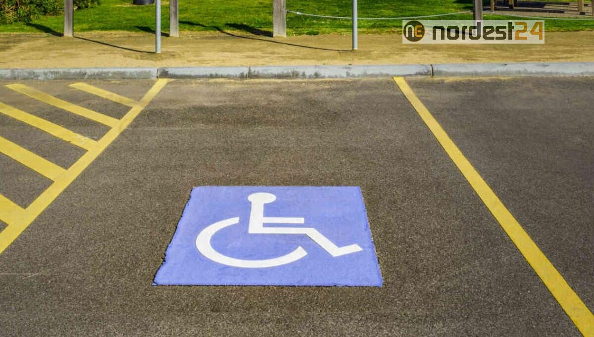 Parcheggiava il fuoristrada nel posto disabili con il pass di un defunto - 