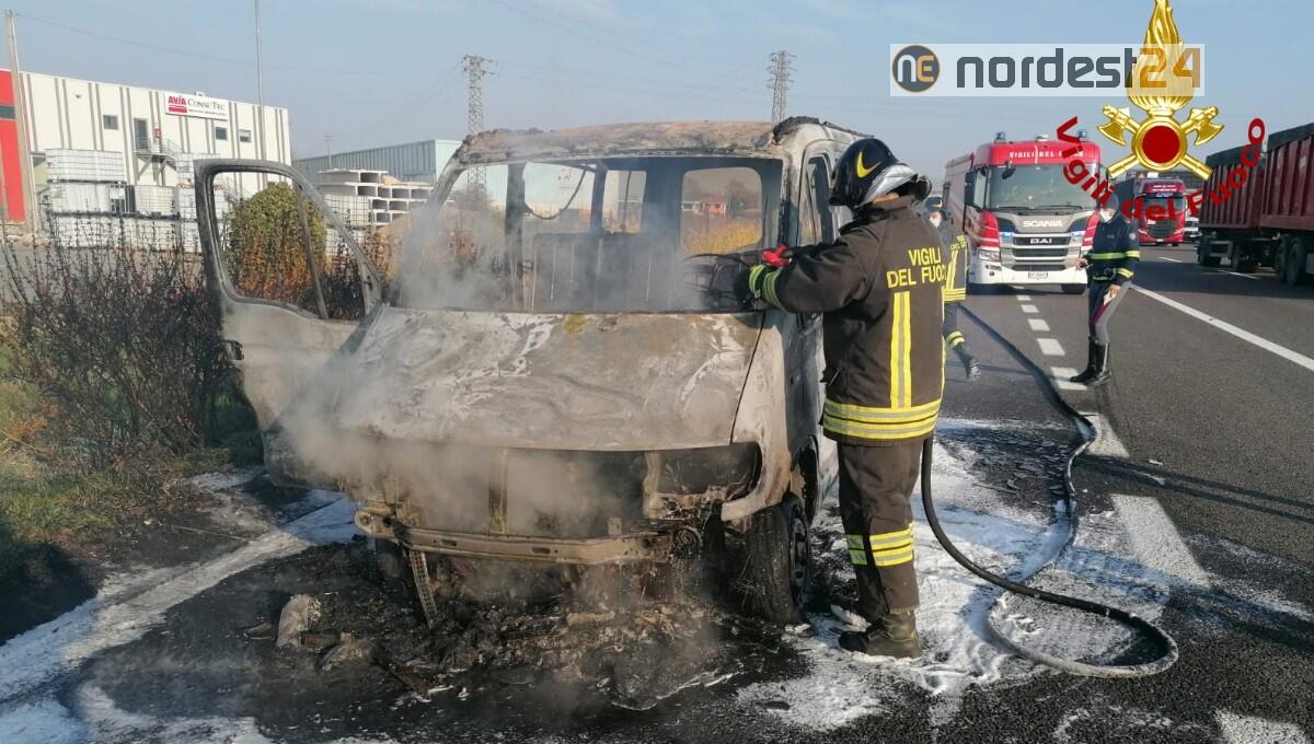 Incendio in A4 di un furgone che trasportava volantini - 