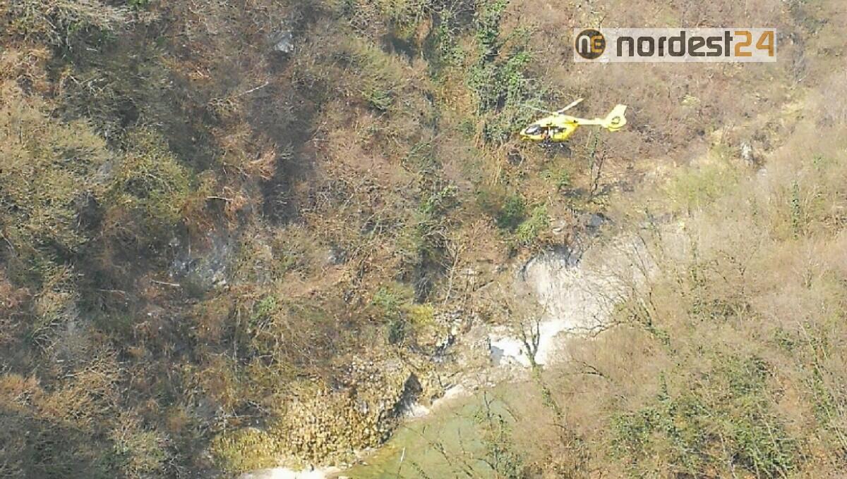 Pescatore e figlio minorenne scivolano sulle rocce in una gola: soccorsi con l'elicottero - 