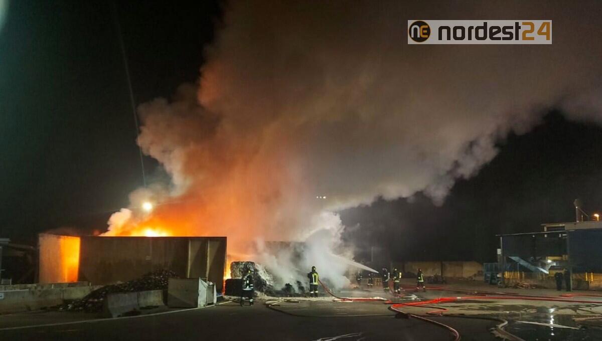 Ronchis, incendio nella ditta Camilot Recycling: bruciano rifiuti industriali - 