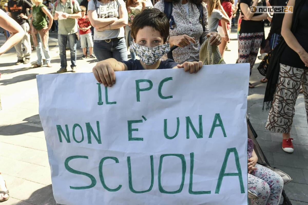 Proteste, mobilitazione il 26 marzo contro le scuole chiuse - 