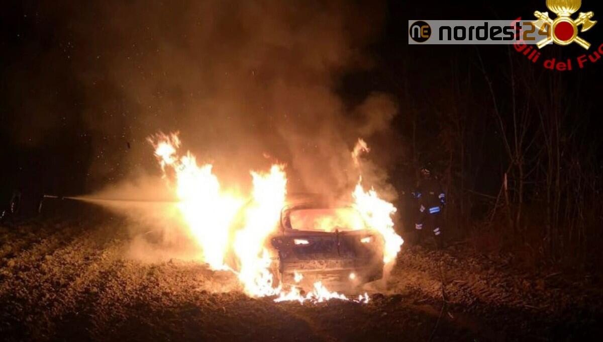 Auto abbandonata in un campo avvolta dalle fiamme: distrutta - 