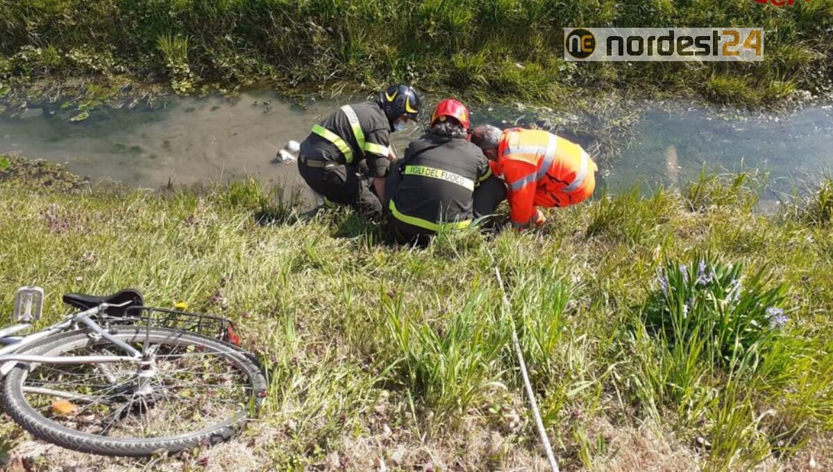 Cade dalla bici e finisce in un canale di scolo rimanendo bloccata nel fango - 