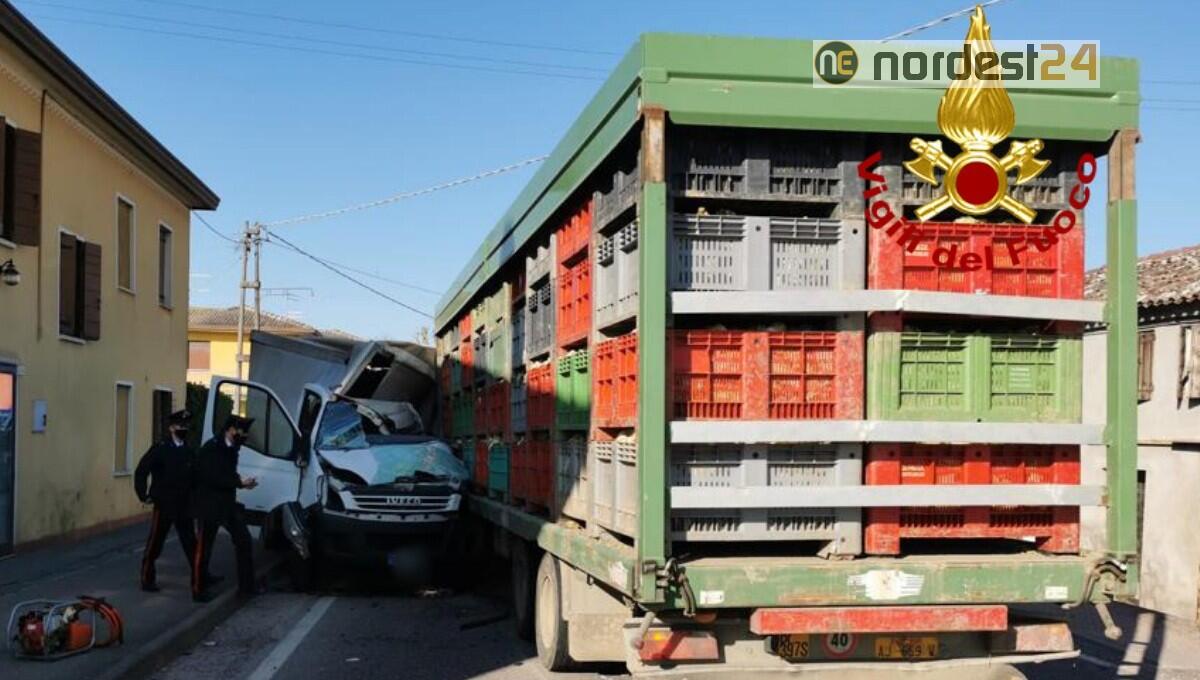 Violento scontro tra furgone e trattore: deceduto 75enne - 