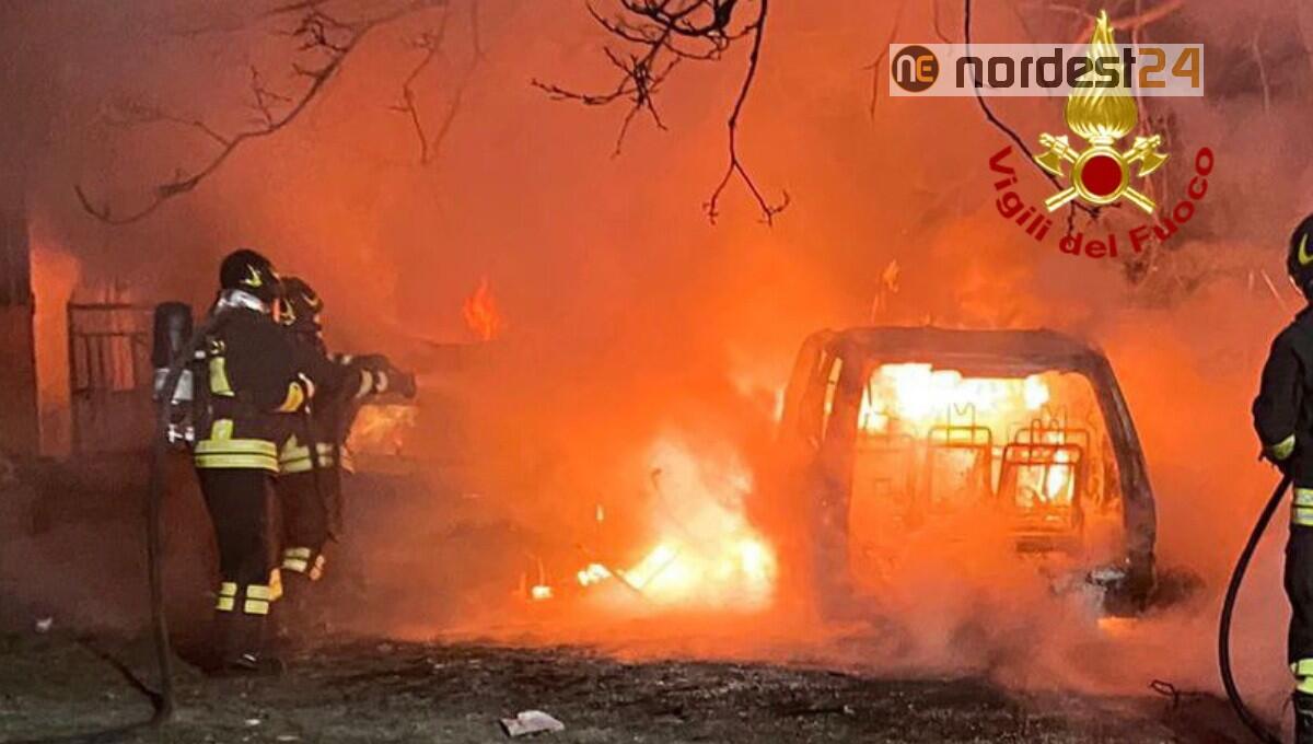 Quattro auto distrutte da un incendio in un cortile privato - 