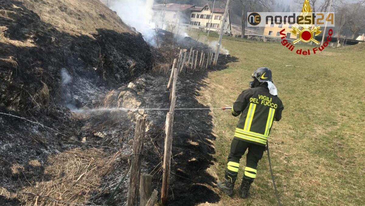 Doppio intervento dei vigili del fuoco per due incendi di sterpaglie - 