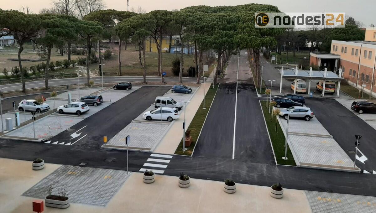 Ospedale di Jesolo: aumentano i parcheggi, aree di sosta dedicate a disabili e donne gravide, colonnine di ricarica per veicoli elettrici - 