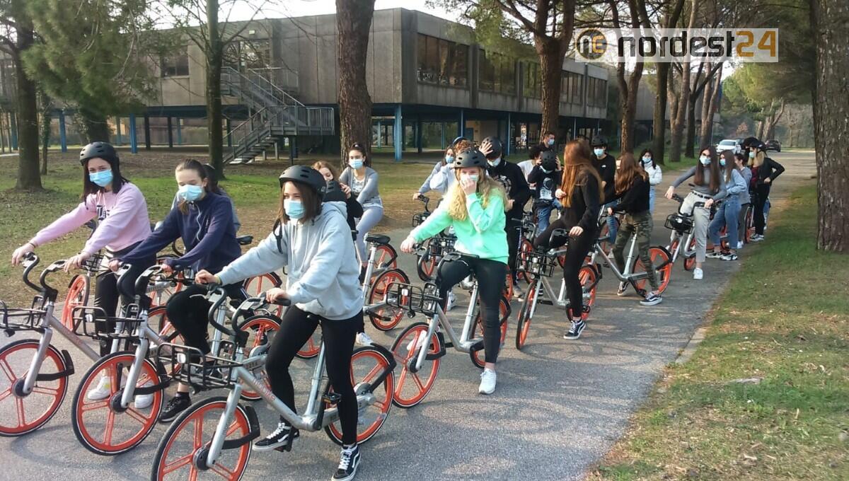 RideMovi regala 28 biciclette all'I.T.E.T. di Lignano Sabbiadoro - 