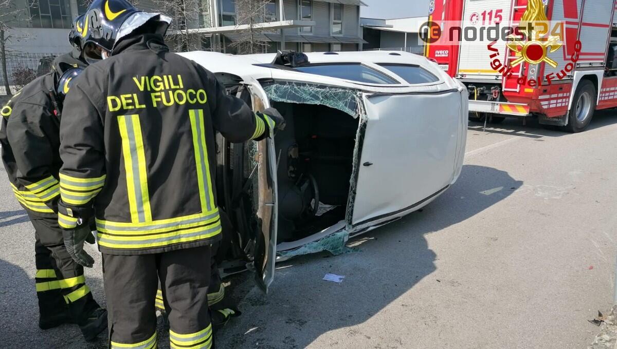 Incidente tra due auto, una si rovescia: ferita giovane donna - 