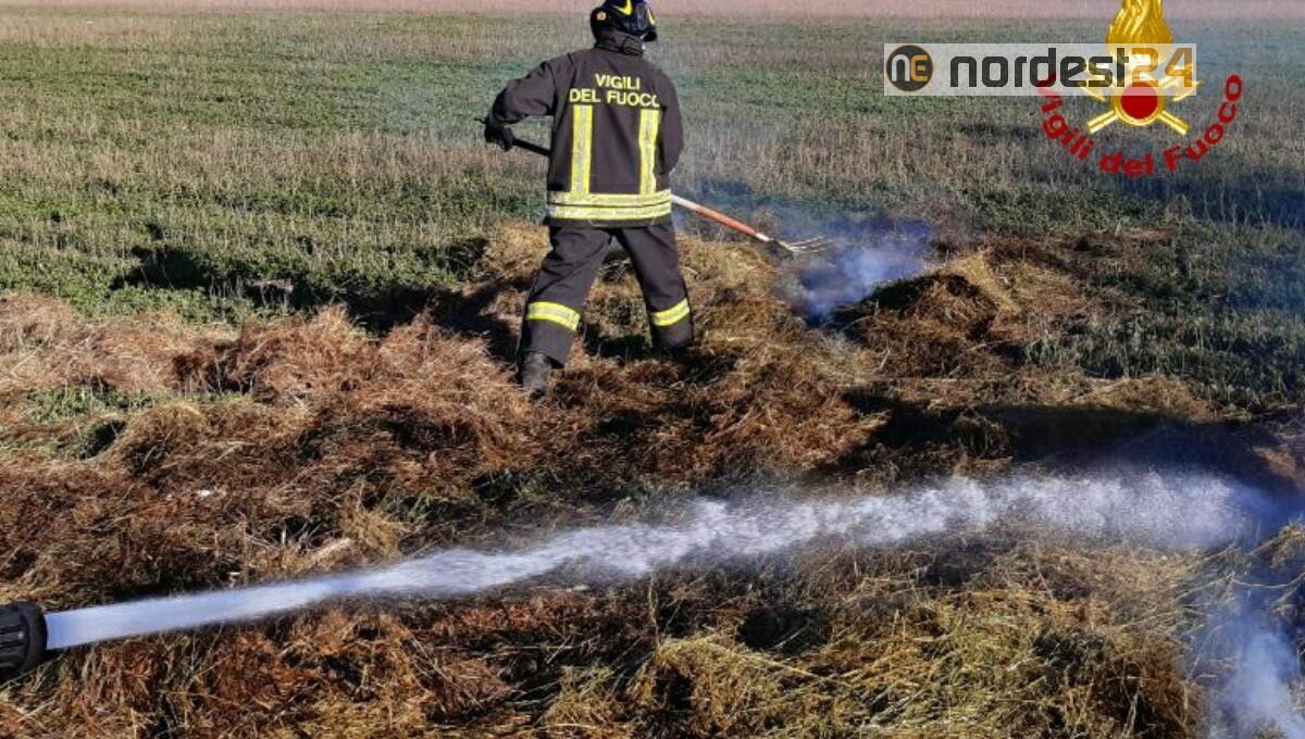 Incendio di alcune rotoballe sulla SP 78 a Manzano (UD) - 
