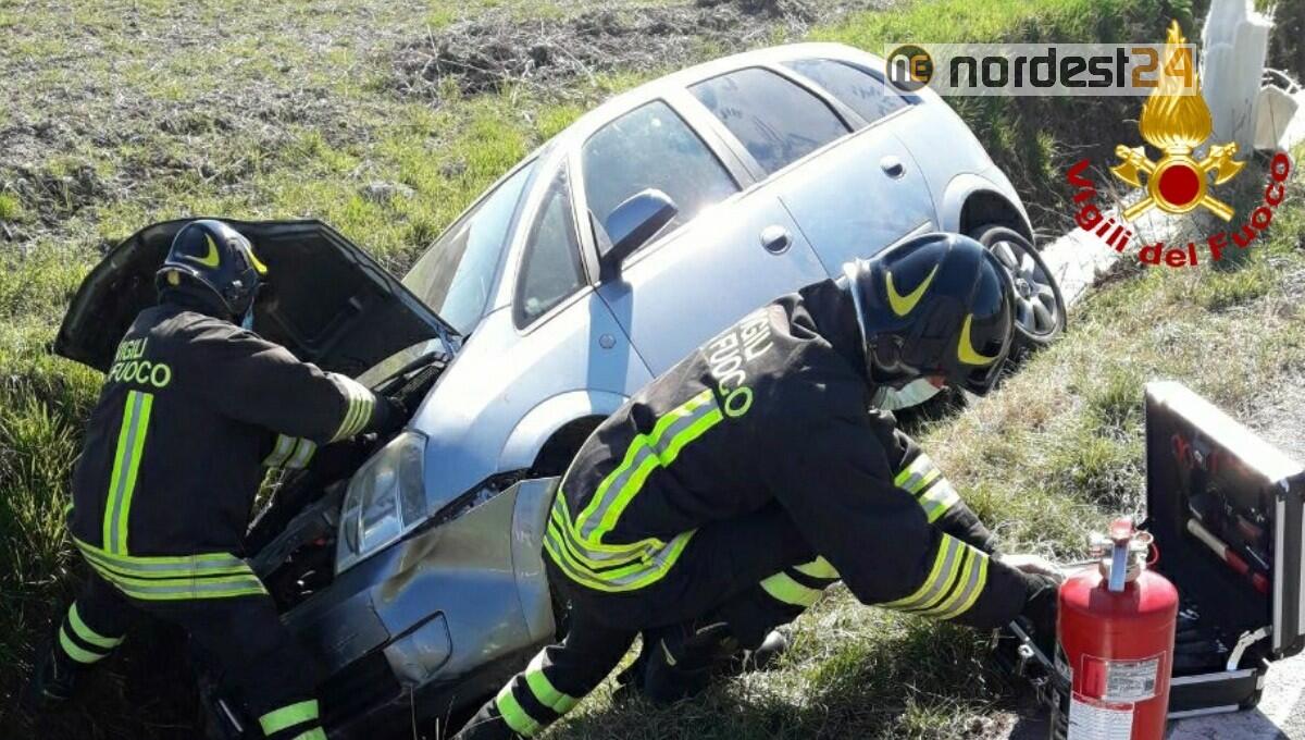 Incidente a Pertegada: auto finisce nel fossato, nessun ferito - 