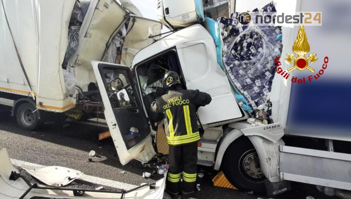 Incidente in A4 tra 3 mezzi pesanti: un autista rimane incastrato - 