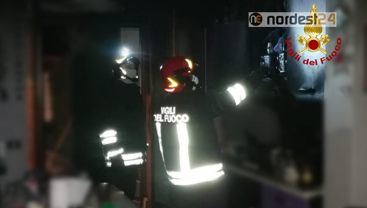 Incendio nella cucina di un appartamento: una persona intossicata - 