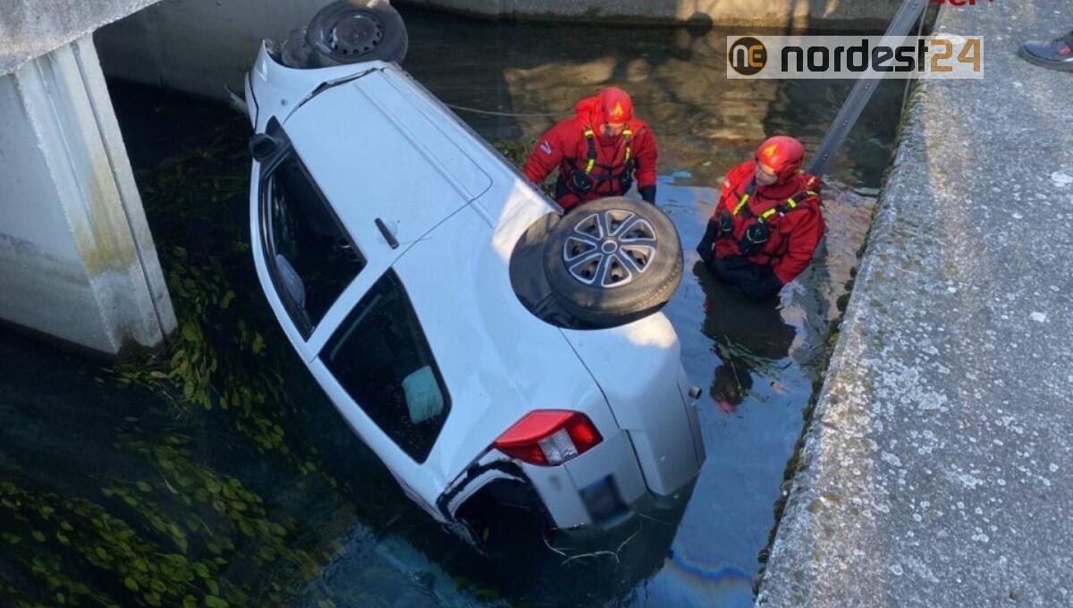 Monfalcone. Perde il controllo dell'auto e finisce nel canale - 