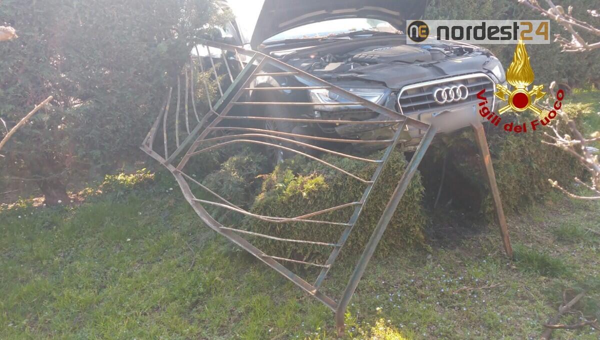 Malore alla guida: mamma, nonna e 2 neonati finiscono nel giardino di un'abitazione - 