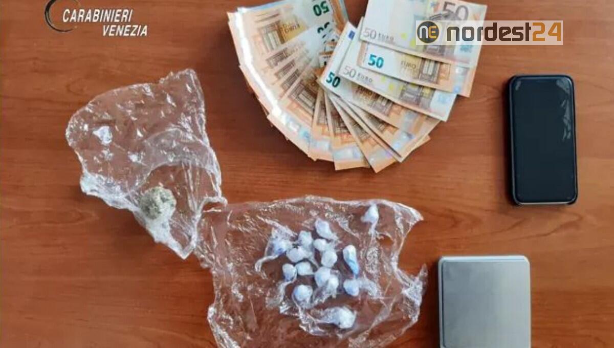 Approfitta del suo lavoro di corriere per consegnare anche la droga - 