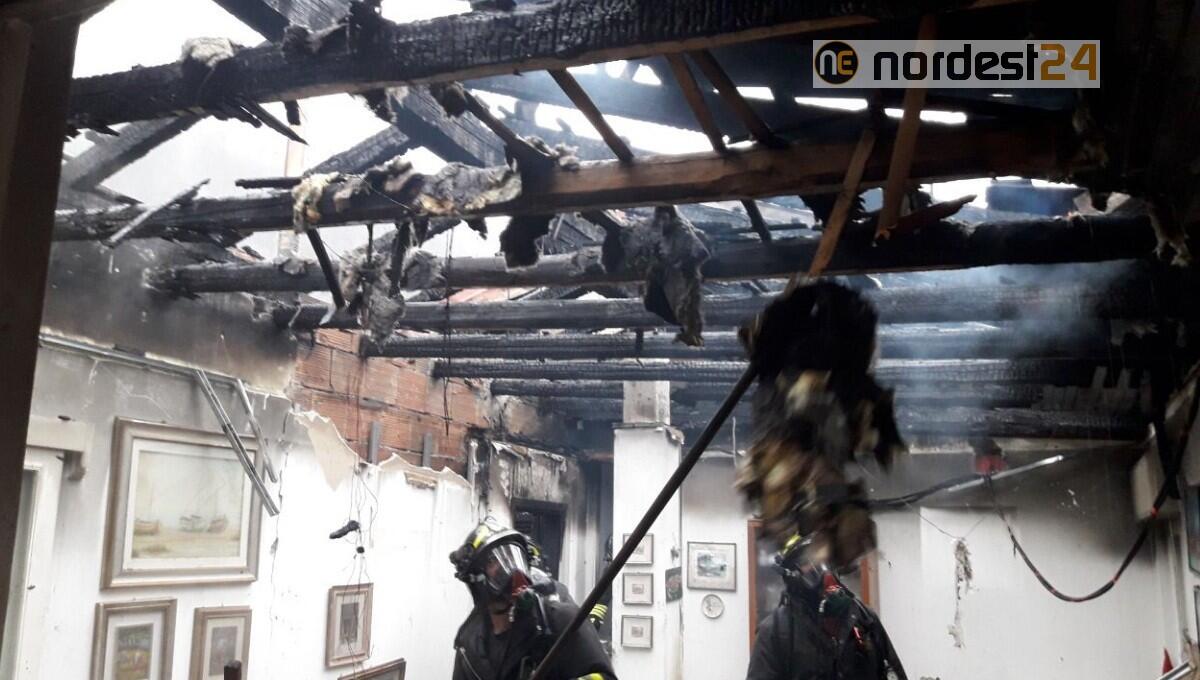 Incendio di una casa a Paluzza: tetto distrutto, immobile non agibile - 