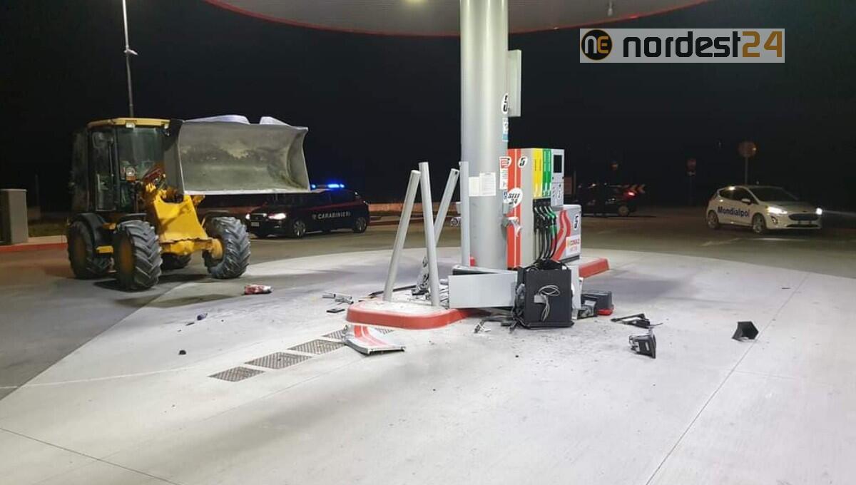 Assalto con la ruspa al distributore Conad di Martignacco - 