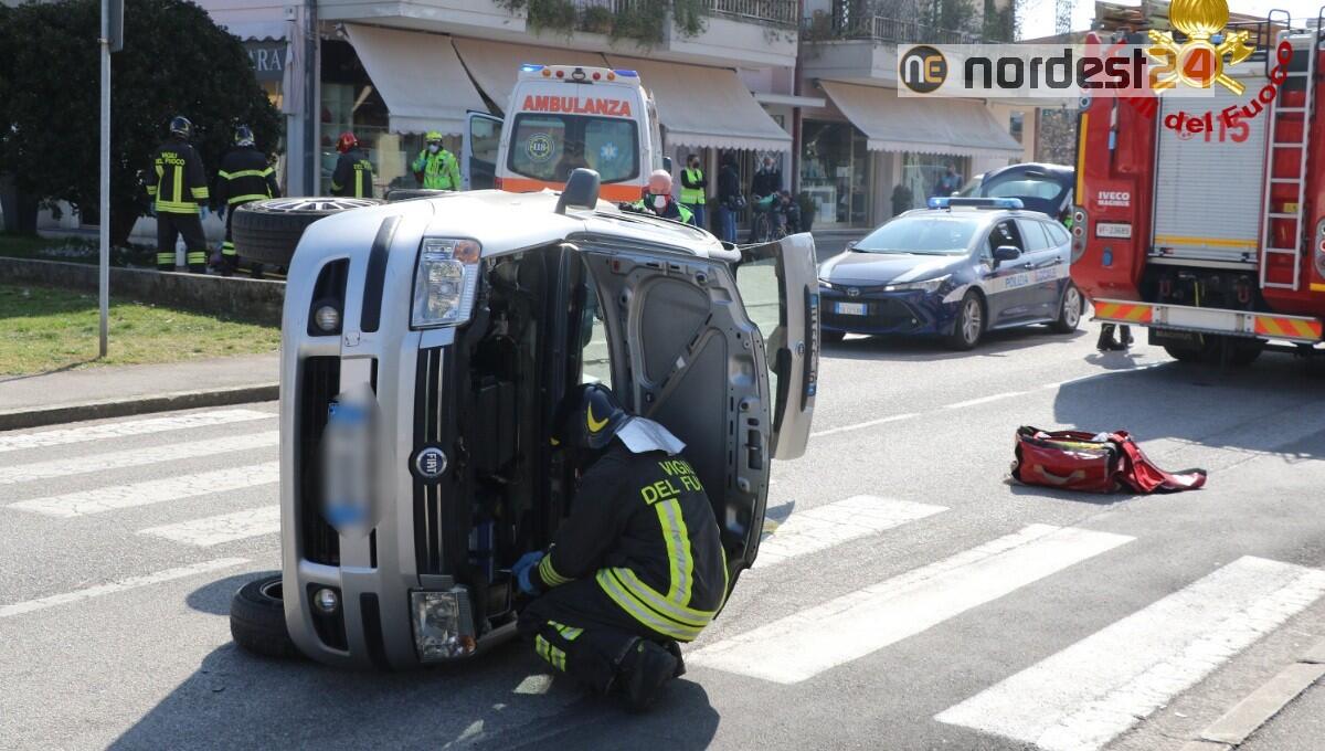Si ribalta con l'auto e rimane incastrata all'interno: soccorsa anziana - 