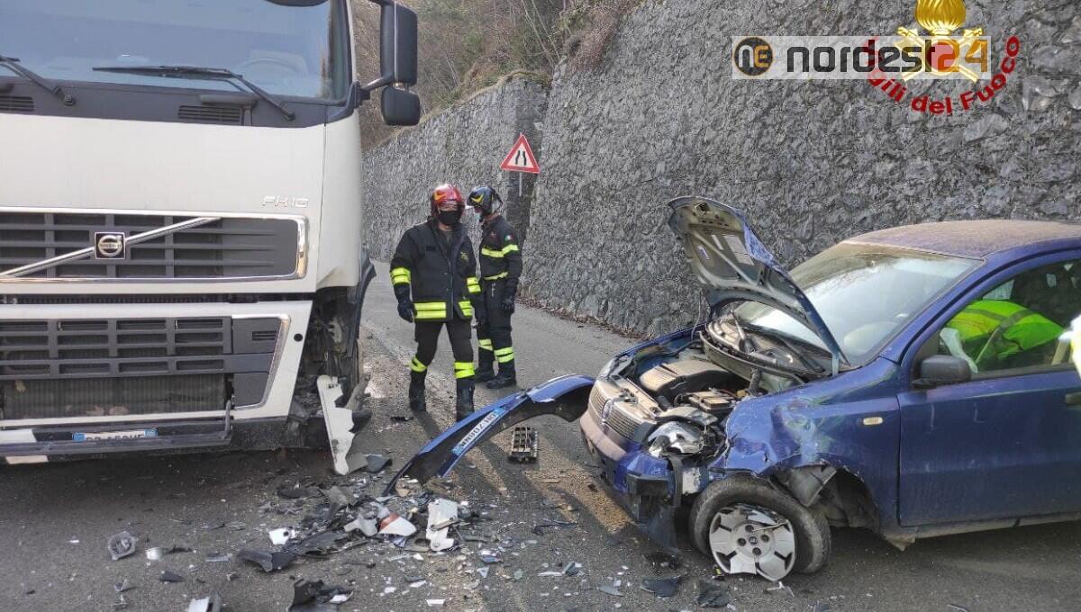Grave incidente stradale tra camion e auto: ferita una donna - 