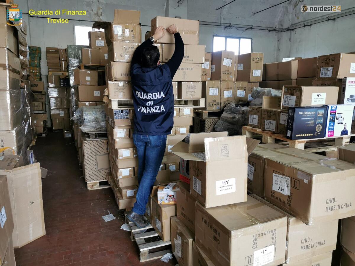 Sequestrate a Treviso 4.300 mascherine, false griffe e prive del marchio CE - 