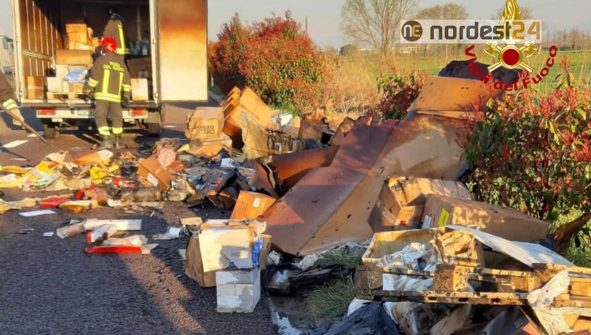 Incendio in A4 di un furgone cabinato: nessuna persona ferita - 