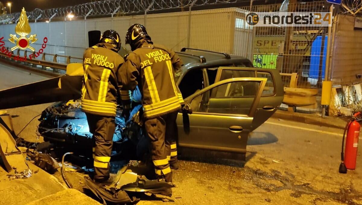 Perde il controllo dell'auto e finisce contro il guard-rail: conducente ferito - 