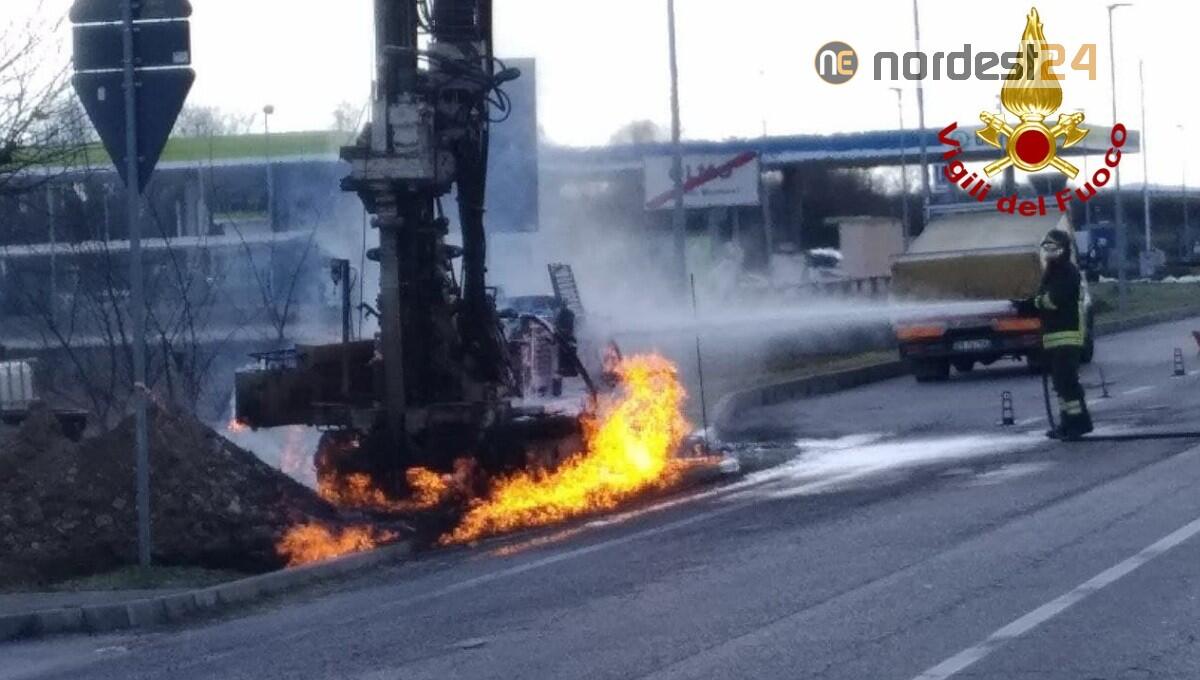 Incendio dopo il perforamento della condotta del metanodotto durante i lavori - 