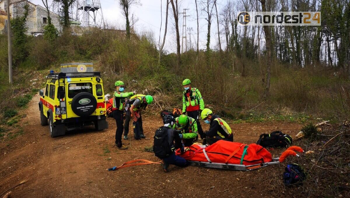 Brutta caduta con la mountain bike lungo il sentiero: soccorsa una 44enne - 