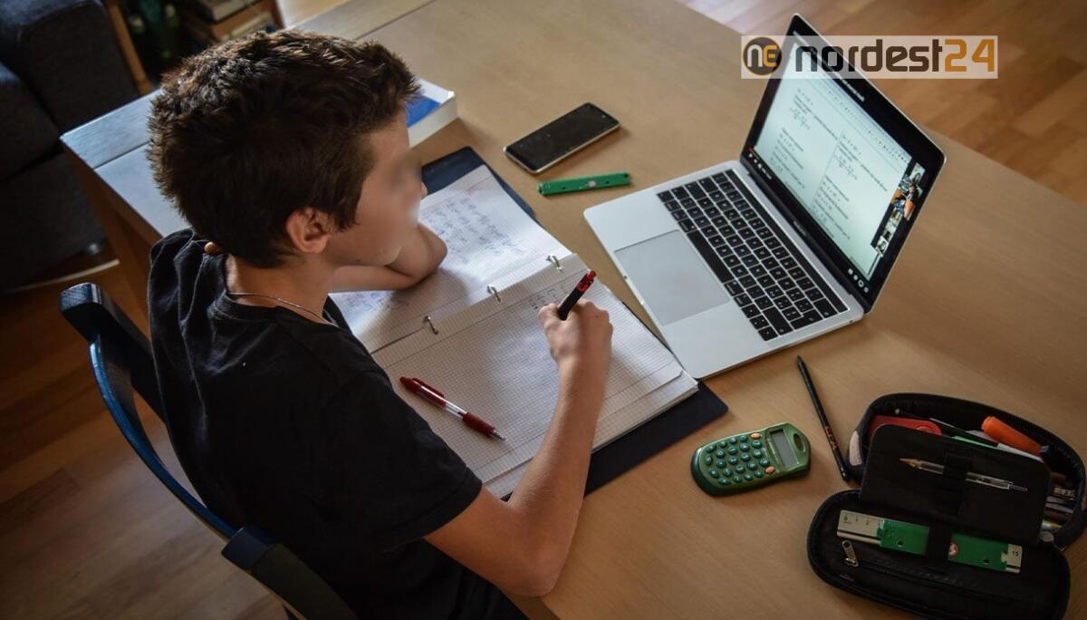 Torna la Dad, 8 studenti su 10 da oggi a casa - 