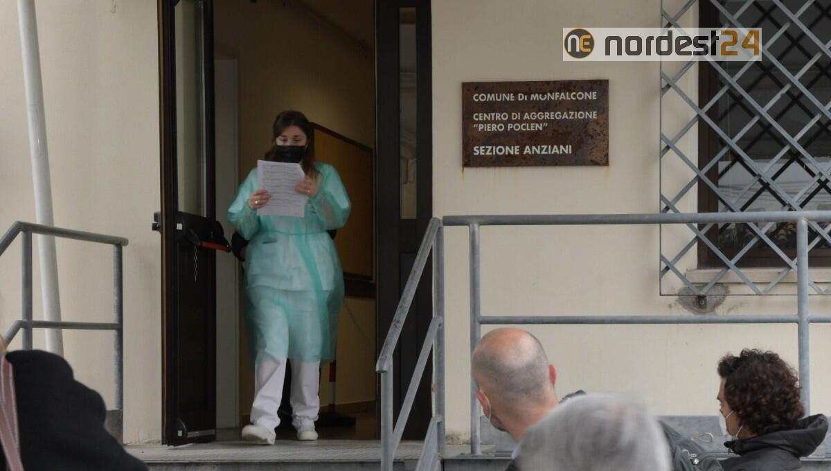 Apertura del punto vaccinale over80 di Monfalcone al centro anziani - 