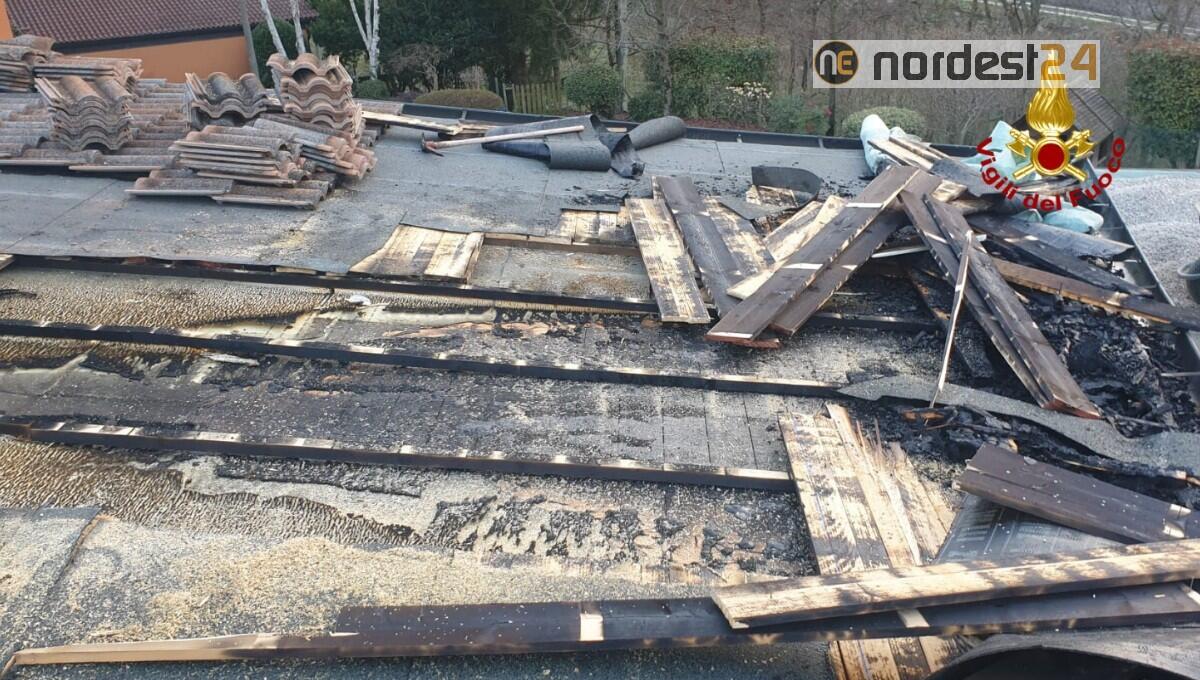 Brucia la falda del tetto ventilato: i pompieri evitano l'incendio generalizzato - 