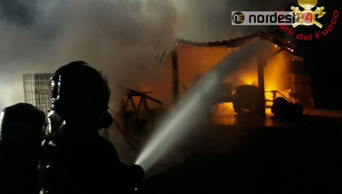 Incendio di una Tettoia a Cavolano di Sacile: intervento dei vigili del fuoco - 