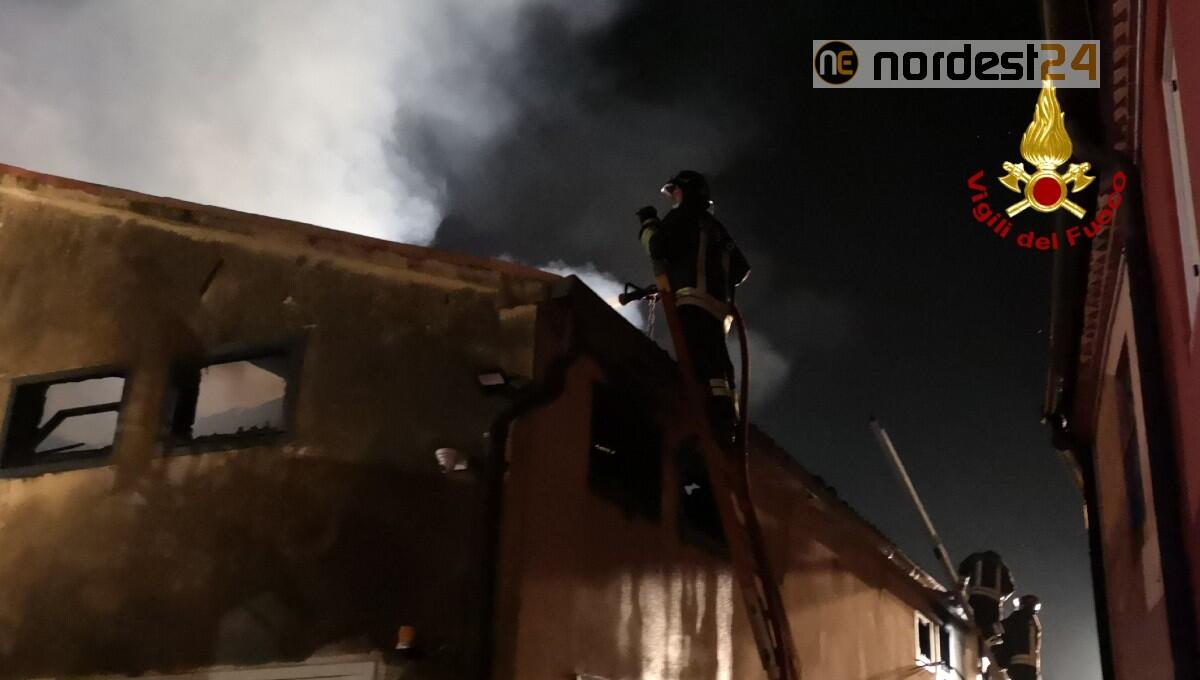 Incendio in un'azienda di onoranze funebri: bruciano 50 casse da morto, 4 furgoni e altro materiale - 