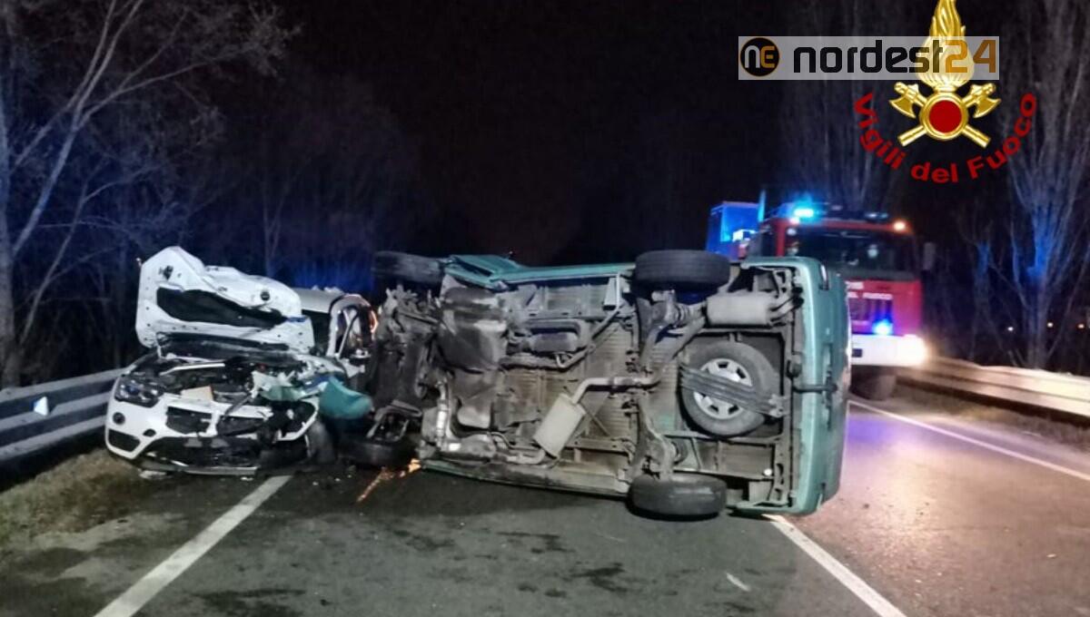 Scontro tra 2 auto sulla Statale 308: 5 persone rimangono incastrate - 