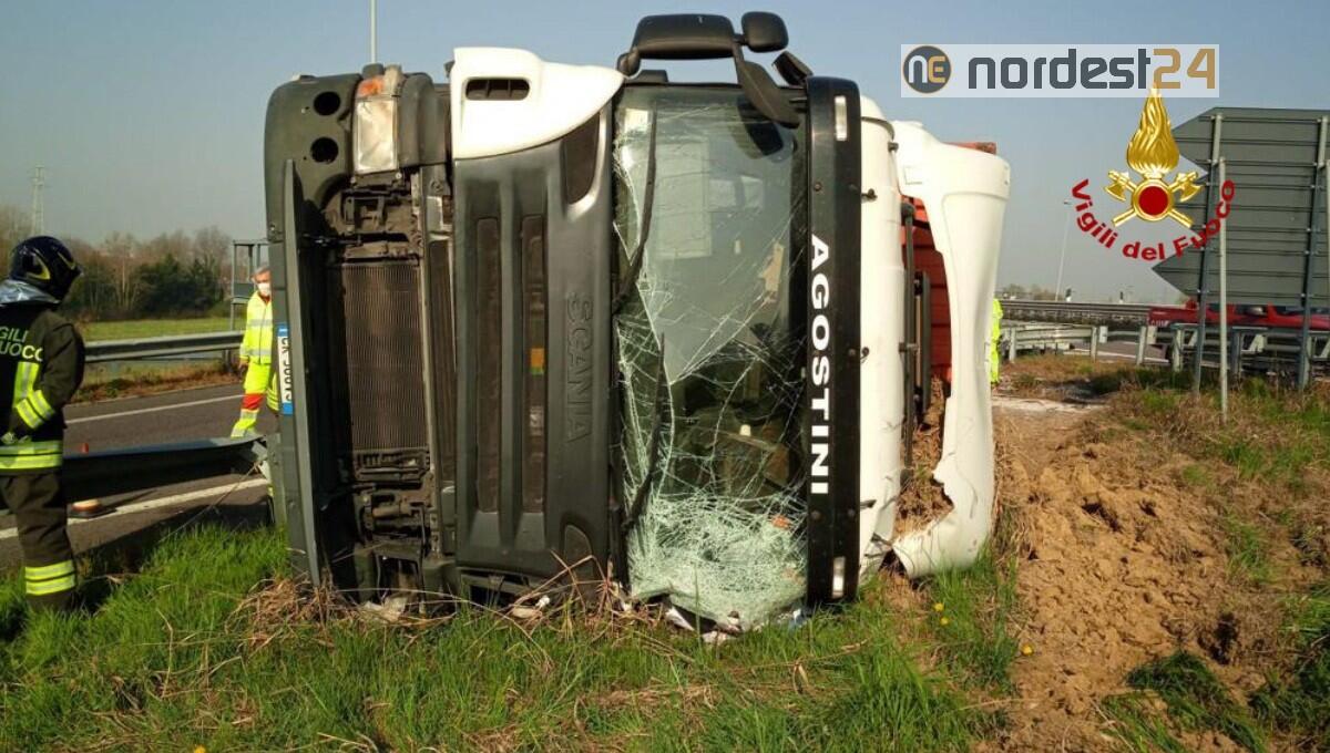 Avaria meccanica, camion si rovescia in autostrada A4: autista illeso - 
